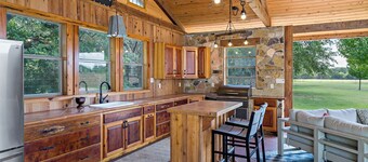 Sunny Oak | Sleeps 10 | Pool/Hot Tub | Outdoor kitchen with Fireplace
