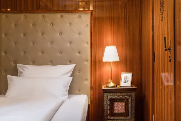 Business Single Room | Desk, soundproofing, iron/ironing board, free WiFi