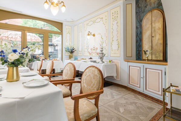 Desayuno continental (EUR 17.90 por persona) 