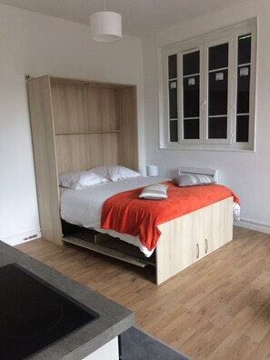 1 quarto, berço de viagem, Wi-Fi de cortesia, roupa de cama