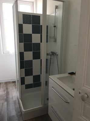 Chuveiro, secador de cabelo, sabonete, papel higiênico