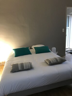 1 quarto, berço de viagem, Wi-Fi de cortesia, roupa de cama