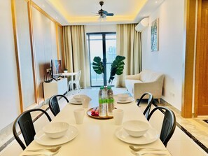 城市双人房 | 起居区 | 40-英寸LED 电视(配备有线频道)、电视、Netflix