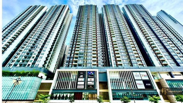 A high-rise building with multiple floors, featuring a modern architectural design with large windows and balconies. - R&F PRINCESS COVE BY HOMEFORT SUITES (Johor Bahru)