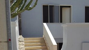 A modern building with a curved staircase leading to a second floor. - Appartamento Lido Marini (Ugento)