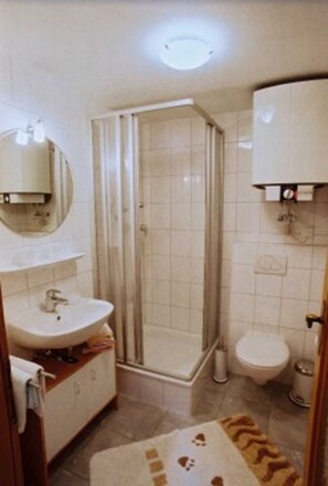 Douche, sèche-cheveux, serviettes fournies
