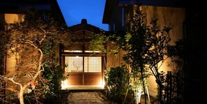 ด้านหน้าที่พัก - ตอนเย็น/กลางคืน