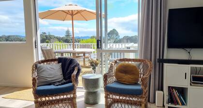 Vacay Hahei - 1 Bed Elevated Apartment a short walk to the beach