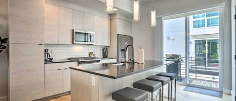 Fridge, microwave, stovetop, dishwasher