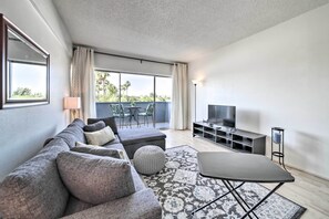 TV - Modern City Condo Close to Downtown Phoenix! (Phoenix)