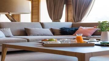 Een smart-tv en een open haard