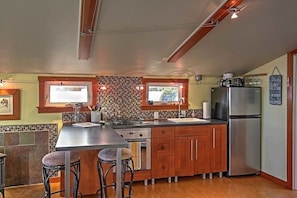 Fridge, microwave, oven, stovetop - Studio with a View!! (Friday Harbor)