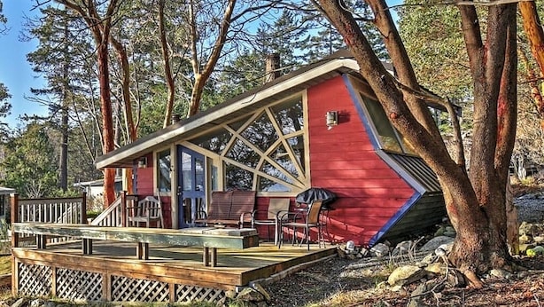 A cabin with a deck, a fire pit, and a covered seating area. - Studio with a View!! (Friday Harbor)