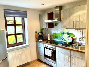 Kühlschrank, Mikrowelle, Ofen, Wasserkocher mit Kaffee-/Teezubehör