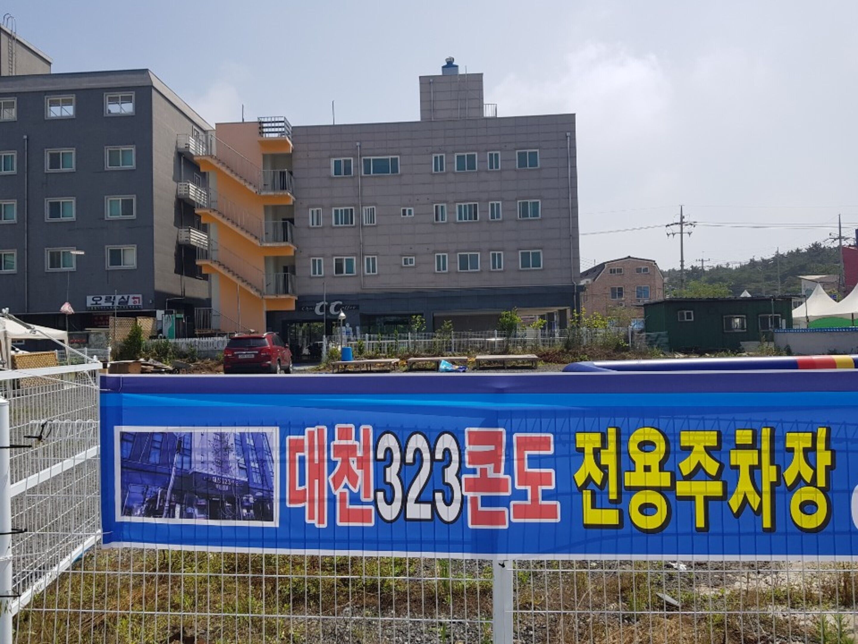 Un edificio con un letrero que anuncia un hotel.