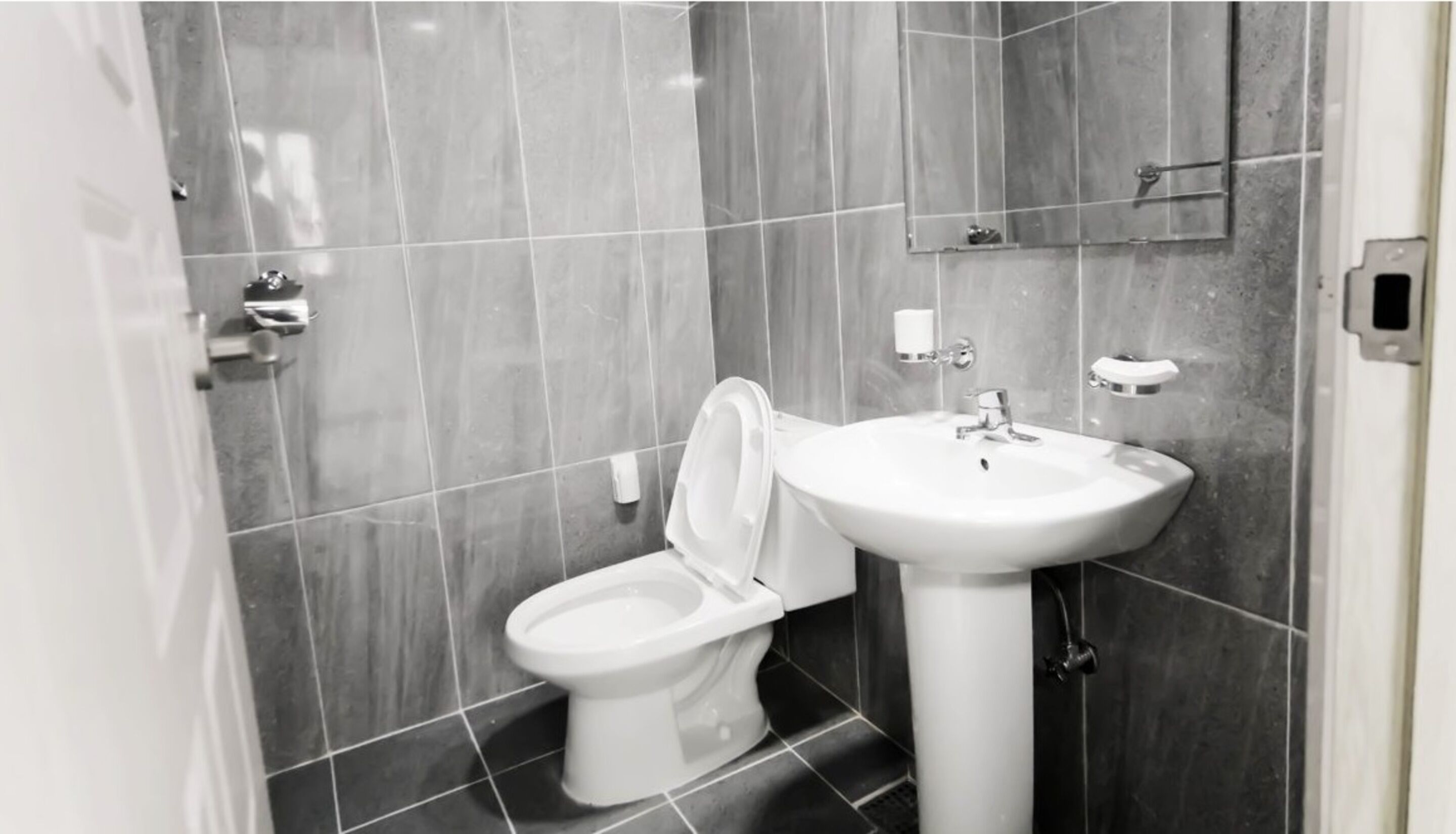 Ein modernes Badezimmer mit Toilette und Waschbecken.