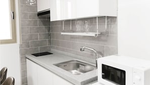 Fridge, stovetop, dishwasher, cookware/dishes/utensils