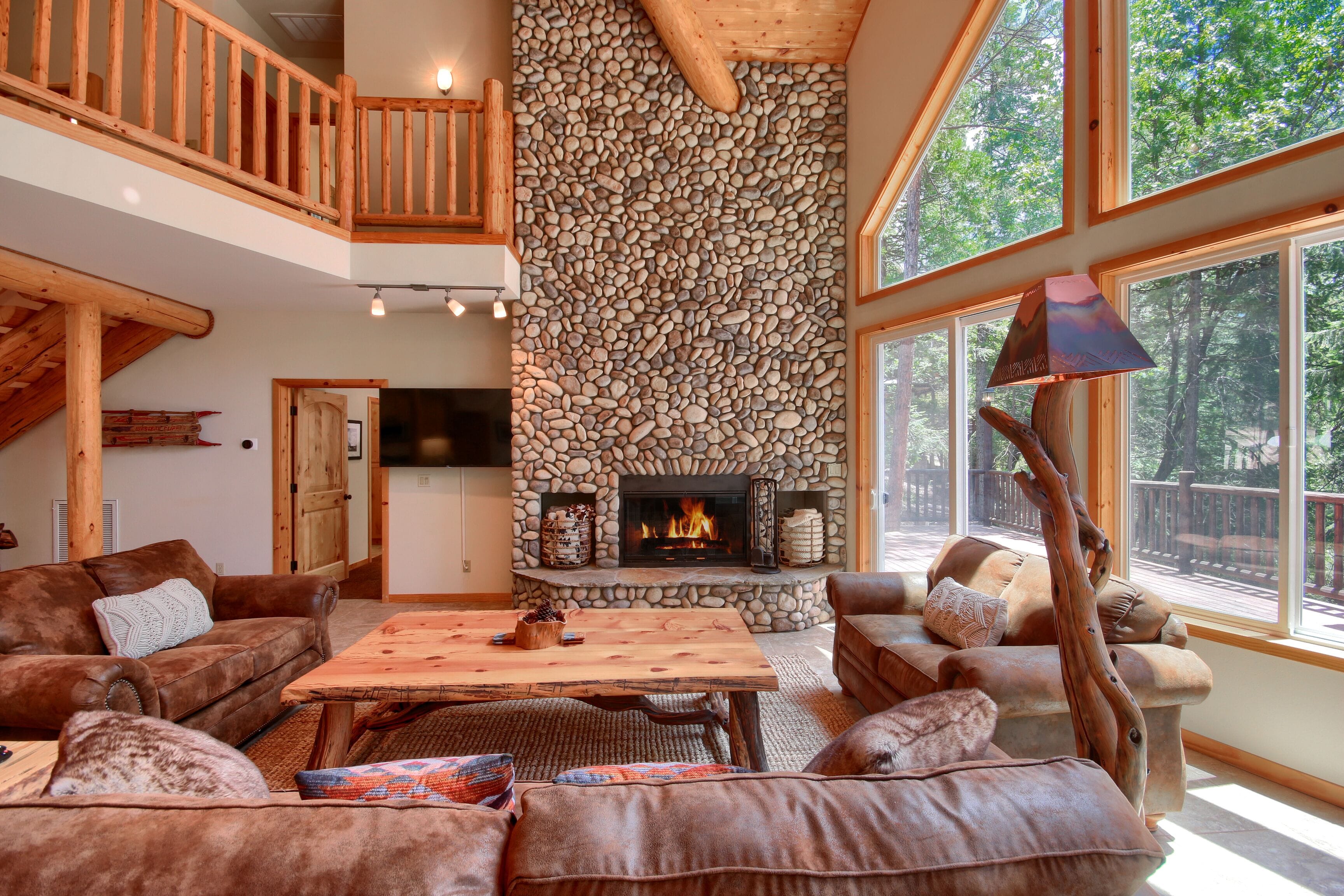 TV, fireplace