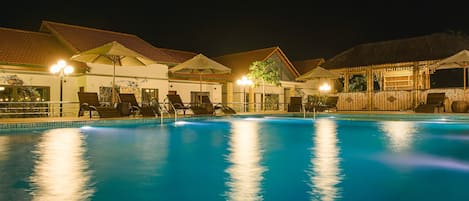 Una piscina al aire libre