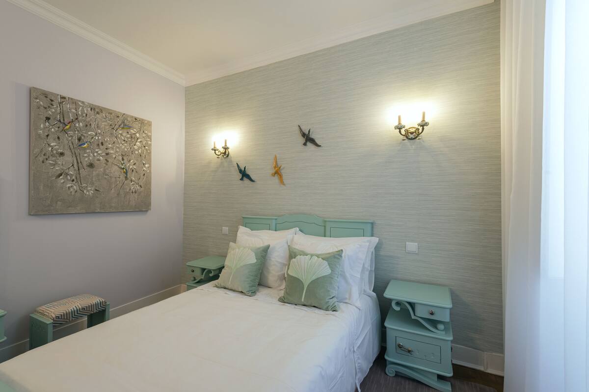 Cortinas blackout, wifi gratis y ropa de cama