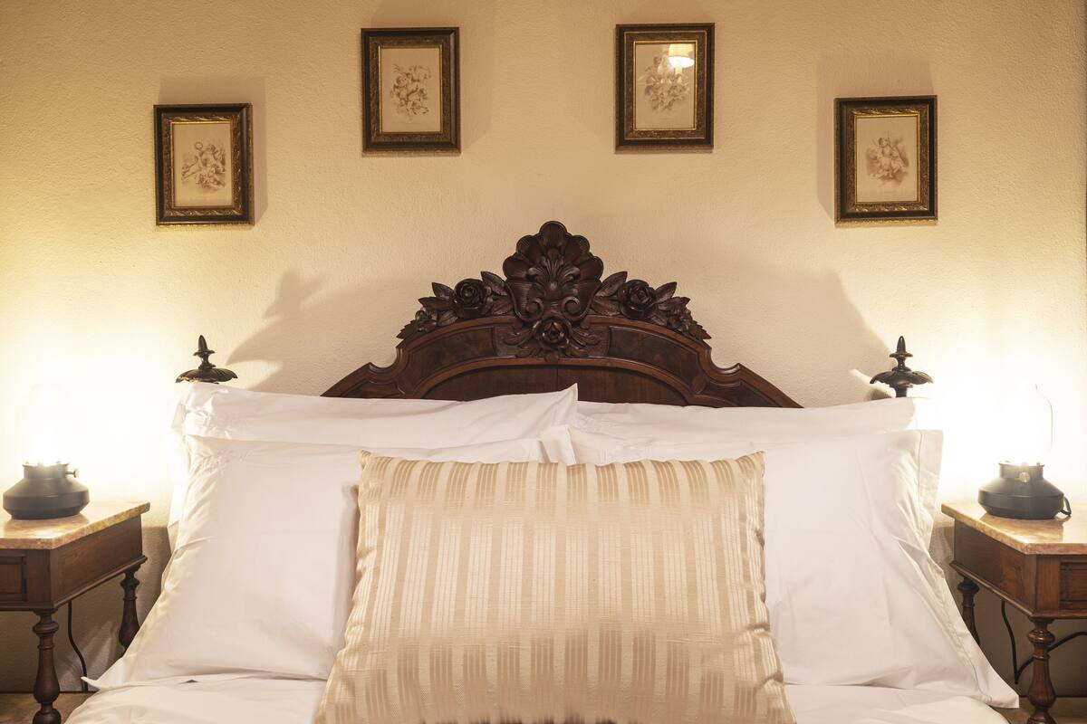 Cortinas blackout, wifi gratis y ropa de cama