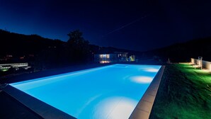 Seasonal outdoor pool, pool umbrellas, sun loungers - Quinta da Tapada (Oliveira do Hospital)