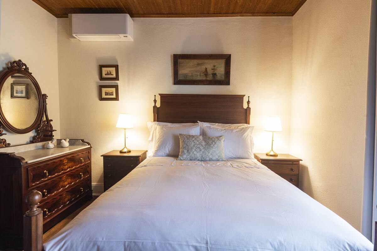 Cortinas blackout, wifi gratis y ropa de cama