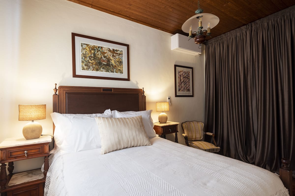 Cortinas blackout, wifi gratis y ropa de cama