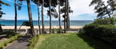Plage, chaises longues
