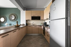 Een koelkast, een oven, een kookplaat, een vaatwasser