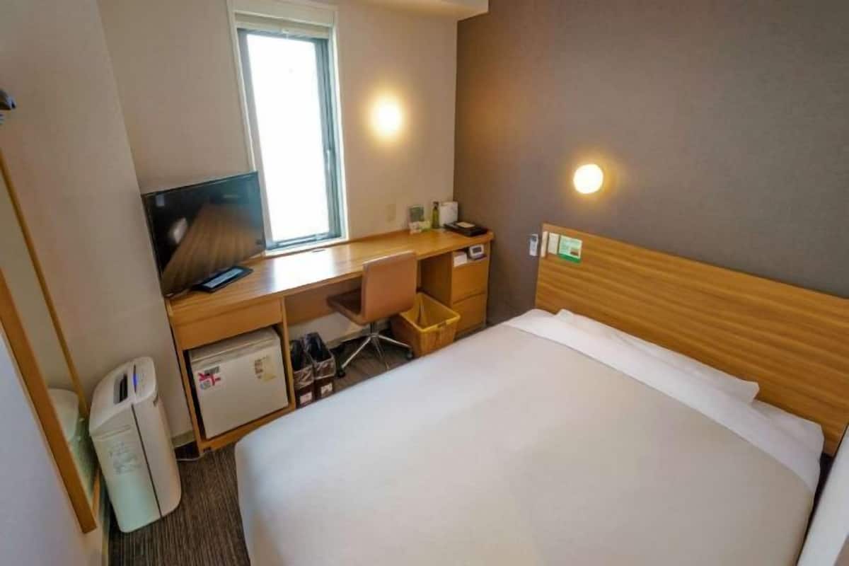 1 bedroom, desk, blackout curtains, soundproofing