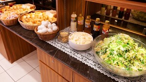 Un buffet proposant une variété de plats et d'accompagnements.