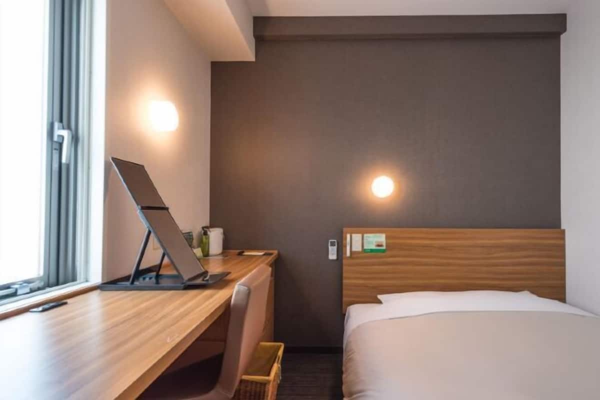 1 bedroom, desk, blackout curtains, soundproofing