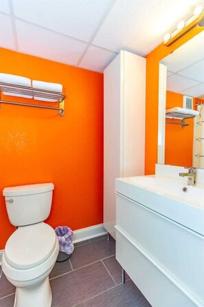 Combined shower/bathtub, hair dryer, towels, shampoo - Sand Dunes 2740 (Myrtle Beach)