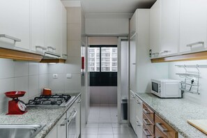 冰箱、微波炉、烤箱、炉灶