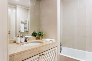 Combined shower/tub, hair dryer, bidet, towels