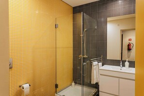 Dusche, Haartrockner, Handtücher