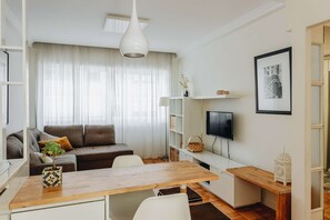 TV - Cozy 1-Bedroom with Private Terrace in Palmela (Porto)
