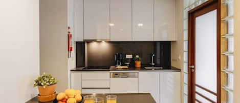 Frigorífico, microondas, horno y placa de cocina