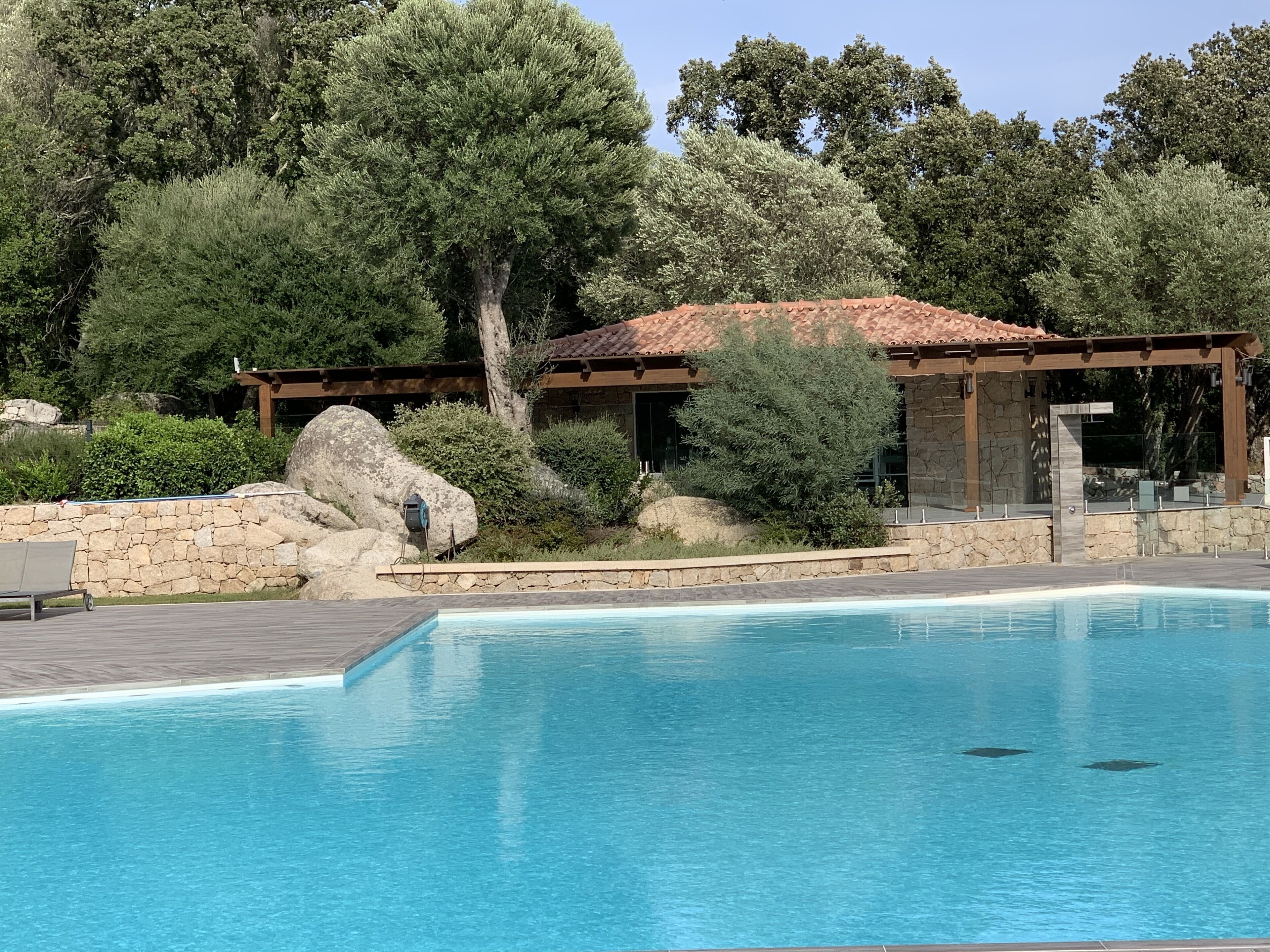 Piscine à Débordement et pool house type bergerie en pierre