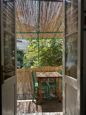Camera Standard, balcone, vista giardino | Con stile personalizzato, con arredamento individuale, una scrivania