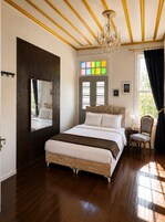 Decoración personalizada, muebles diferentes, escritorio y wifi gratis