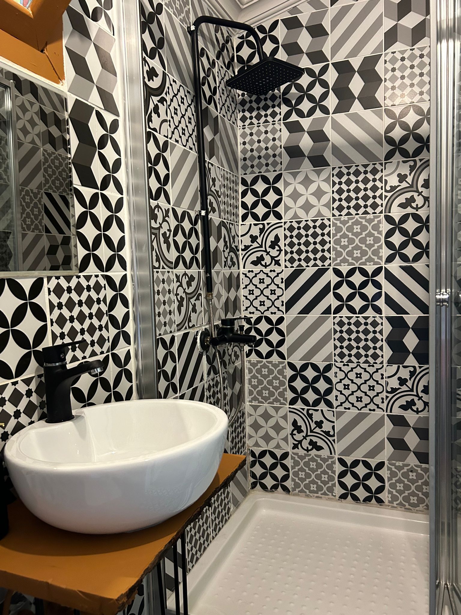 standard triple room | bathroom | shower, free toiletries, hair dryer, slippers