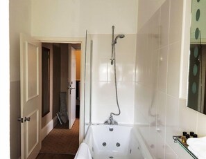 Bathroom - Mackays Hotel Wick (Wick)