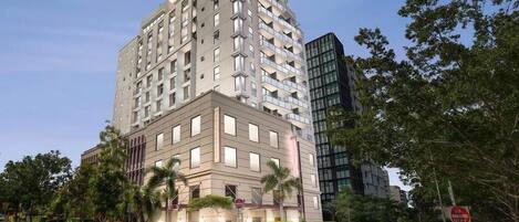 Vista frontal de la propiedad