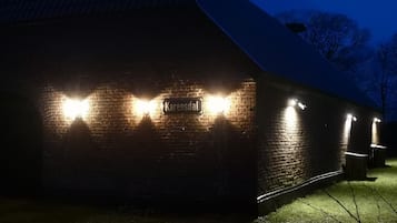 Fassade der Unterkunft – Abend/Nacht