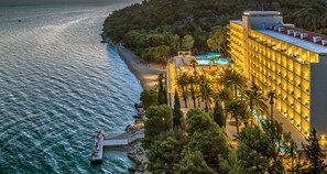 A hotel with a pool, beach access, and a view of the sea. - Bluesun Hotel Jadran (Tucepi)