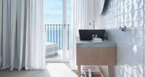 Suite estudio junior, vista al mar | Baño | Regadera, regadera tipo lluvia, amenidades de baño gratuitas 
