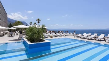 Piscine extérieure (ouverte en saison), parasols de plage