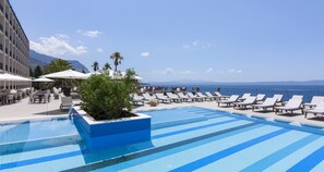 Alberca al aire libre por temporada y sombrillas en la alberca 